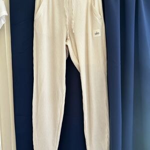 ALO Yoga Muse Ribbed Sweatpants Relaxed Fit in Cream size XS